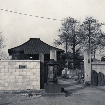 1924年(大正13年)頃 落慶旧本堂　1959年(昭和34年)頃撮影 旧本堂とブロック塀を新設 山門の左に六地蔵様 二本の杉の木と今もある銀杏の木が見えます